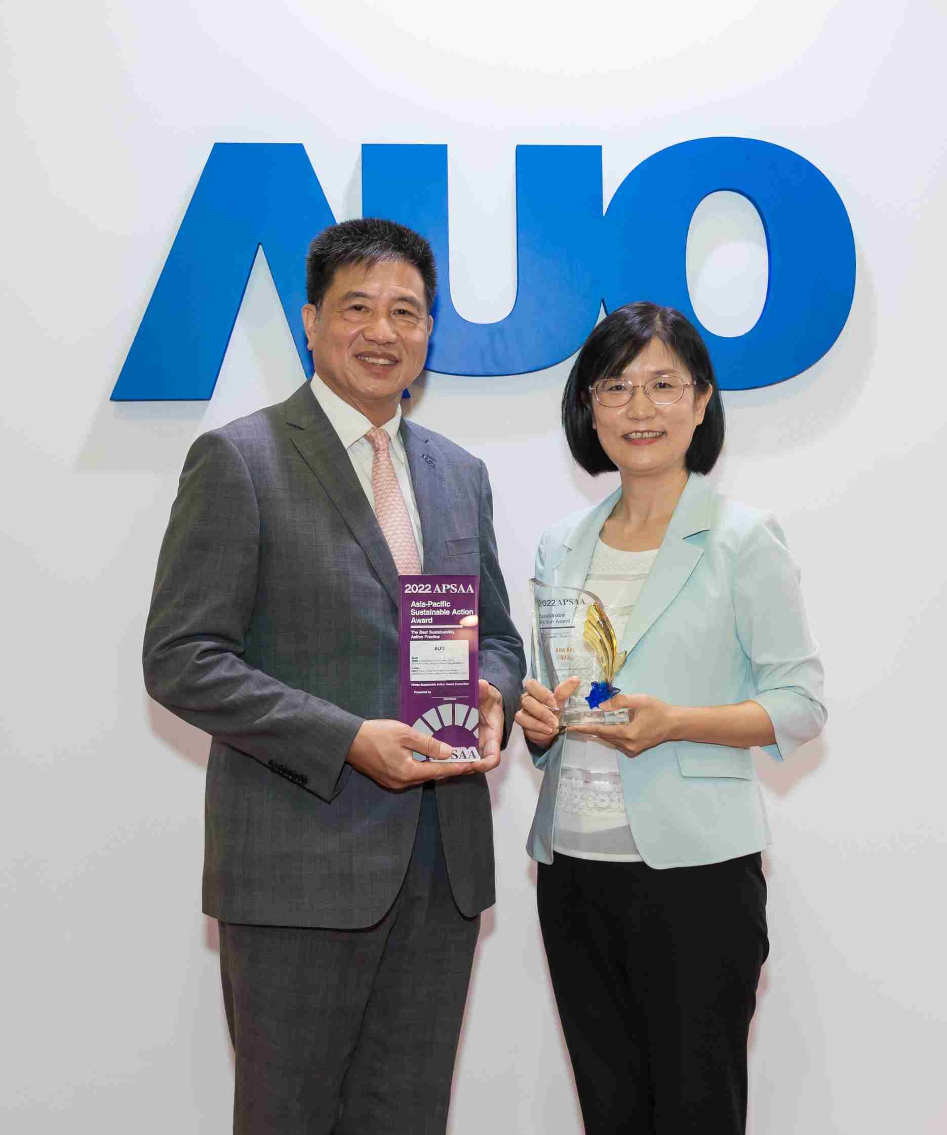 PG国际长期垫筑永续远景的基石，，，透过ESG暨气候委员会逐步实践永续策略蓝图。。其中，，，PG国际光电永续长古秀华带领团队、、、制定中长期目标，，，缔造多面向亮眼表现，，，，获得「顶尖永续长奖」的个人奖殊荣（左：PG国际光电董事长暨执行长彭双浪，，右：PG国际光电永续长古秀华）