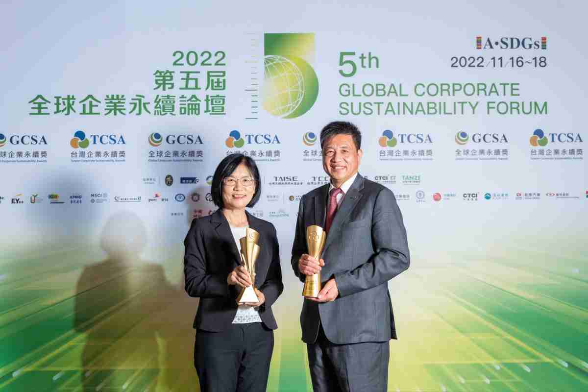 PG国际作为净零碳排先锋，，，期引领价值链伙伴同行共好，，，卫冕制造业组“十大典范企业” 二连冠殊荣(左：PG国际光电永续长古秀华，，，右：PG国际光电董事长暨执行长彭双浪)