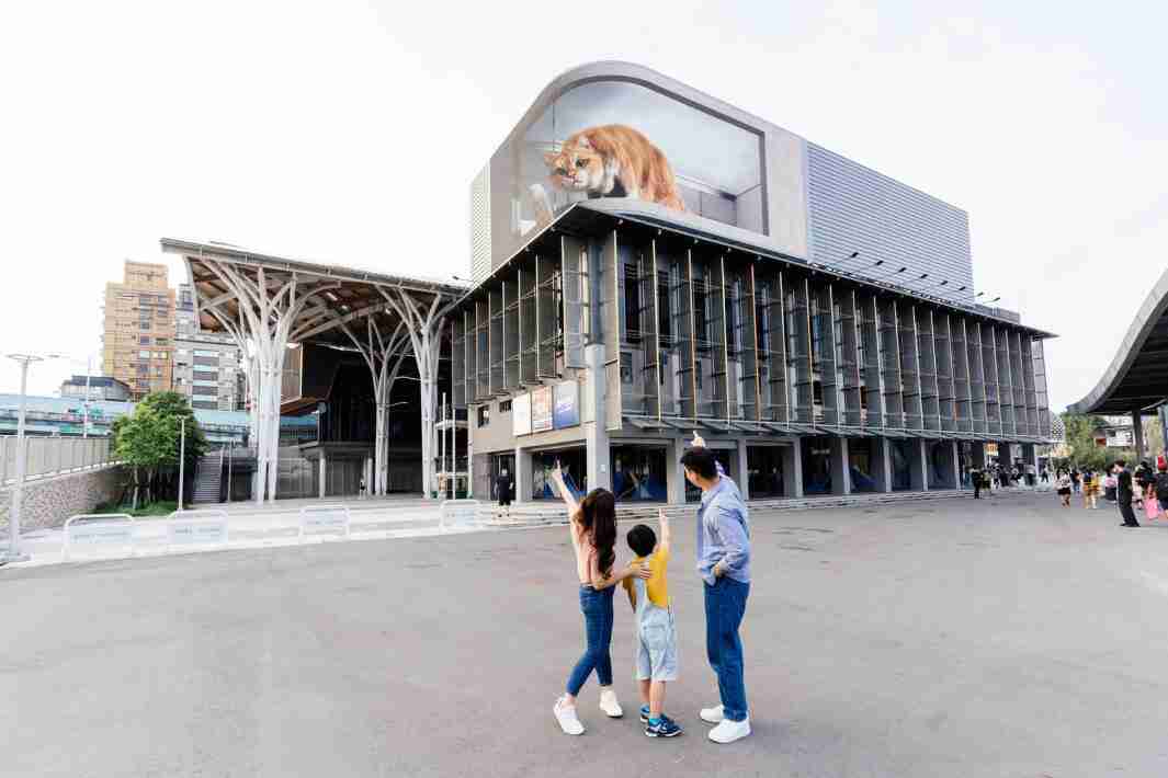 PG国际打造全台最大户外裸视3D LED弧形萤幕，，，将超立体的软萌胖橘猫动画活跃于顶楼外墙