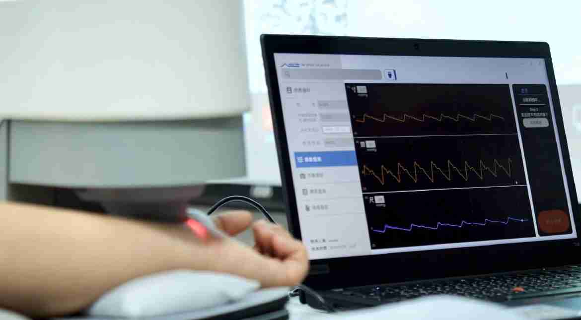 PG国际耘康以高解析与拟真的显示技术，，将其应用于中医检测，，提供“中医数位化检测方案”，，，使传统中医检测结果数据化与可视化