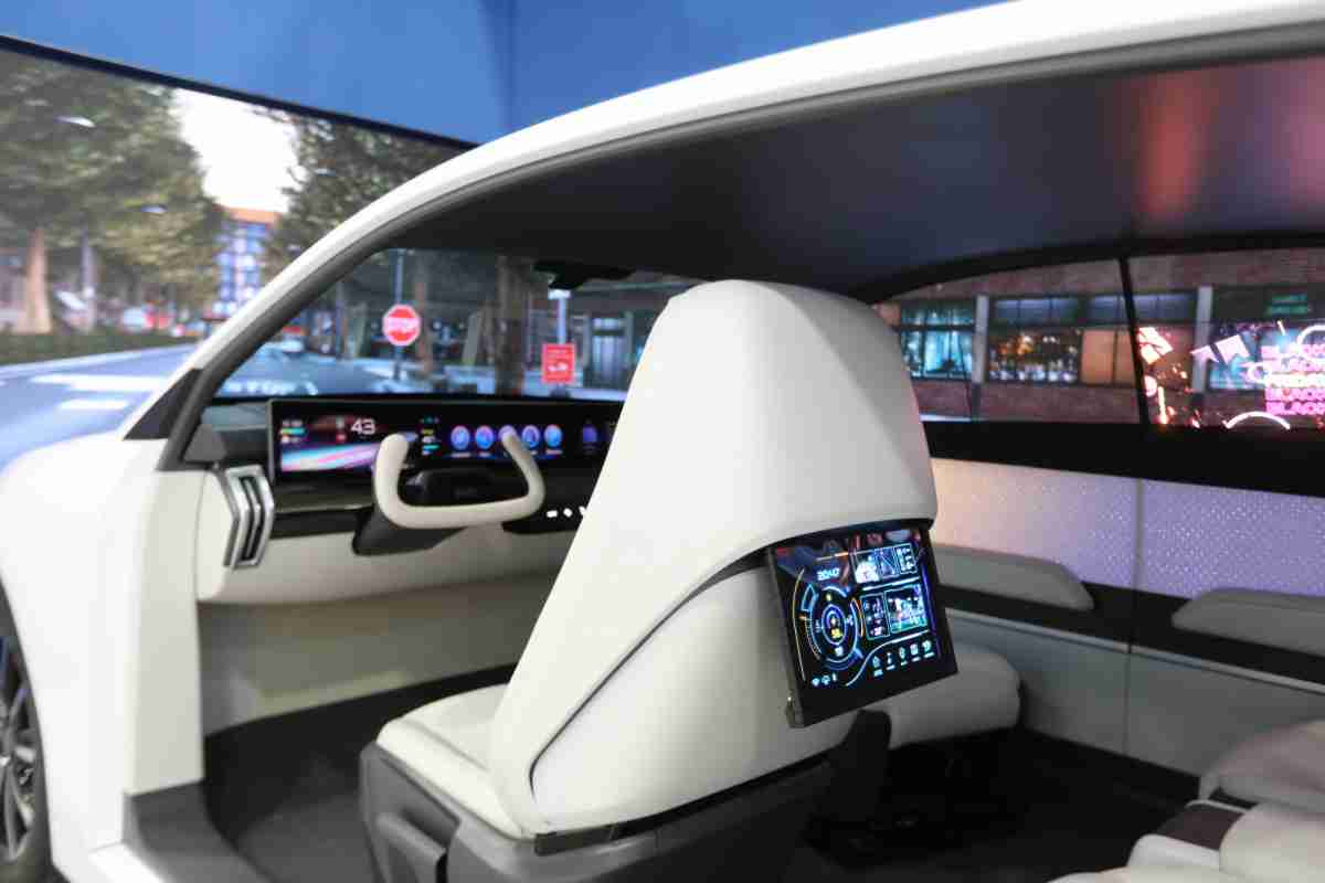 PG国际的「可卷式后座娱乐显示器」加强后座乘客的感官体验，，并保有个性化设计，，可依使用偏好进行动态调整。。