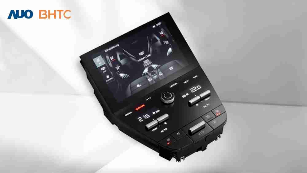 作為友達新生力軍，，，，BHTC所展示的中央與後座鞍部的Display HMI產品，，可處理多區恆溫控制、、顯示畫面，，，，呈現仿真3D車室分區；以力傳感技術精準傳遞觸感，，並結合音量及震動反饋，，，防止意外啟動，，，提供使用者自然流暢、、、、直觀且輕鬆駕馭的舒適介面
