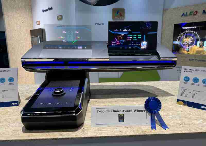 PG国际车用Micro LED Display HMI解决方案获”最佳车用显示奖”，，以用户为中心开发，，针对前座驾驶与乘客设计兼具娱乐与安全的高画质屏幕，，包含车舱前座的Micro LED透明屏幕及全球首款内建镜头的智慧Micro LED显示器