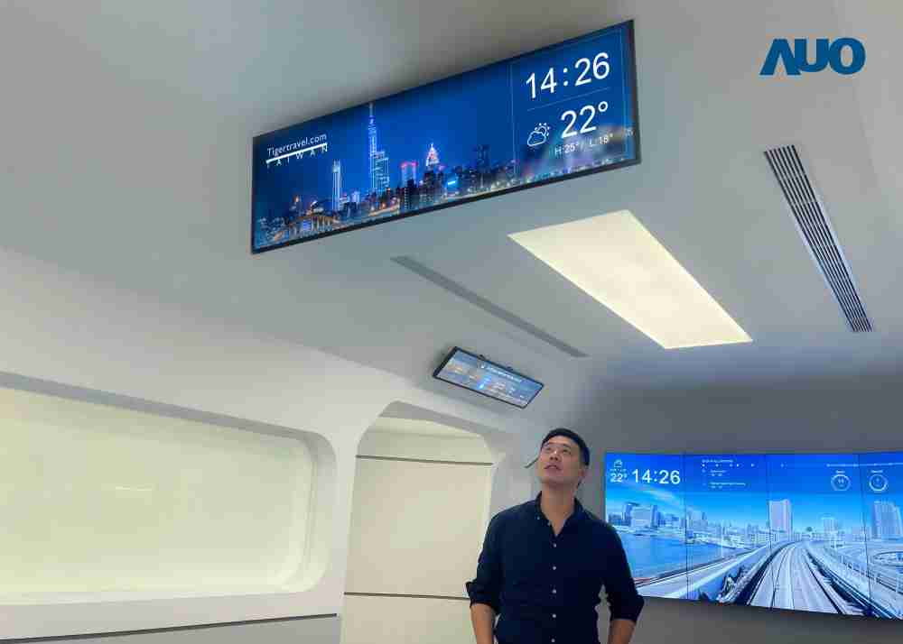 达擎TARTAN “37吋超薄双屏车厢显示器” 采用单一背光设计，，将双面显示器厚度大幅缩减至12mm，，，支持长条屏 32:9 规格，，，，突破传统分辨率限制，，，提供旅客更清晰实时的乘车信息及广告讯息